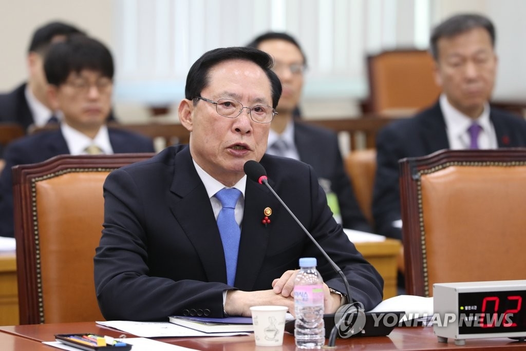 12月13日上午，在韩国国会，国防部长官宋永武在国防委员会全体会议上回答提问。（韩联社）