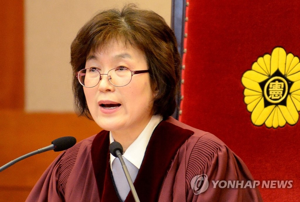 3月10日，在宪法法院，宪法法院代院长李贞美对朴槿惠弹劾案作出裁决。（韩联社）