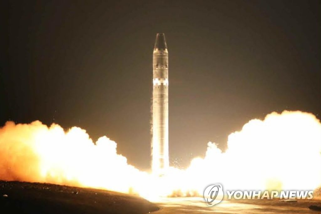 11月29日，朝鲜劳动党机关报《劳动新闻》公开“火星-15”型洲际弹道导弹发射场面。图片仅限韩国国内使用，严禁转载复制。（韩联社/朝鲜《劳动新闻》）