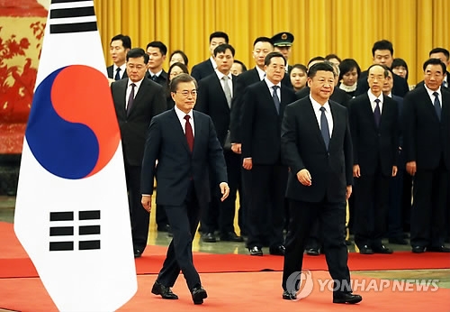 12月14日下午，在北京人民大会堂，韩国总统文在寅（左）和中国国家主席习近平步入欢迎仪式会场。（韩联社） 