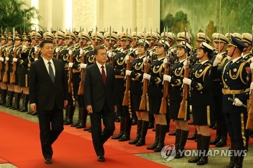 12月14日下午，在人民大会堂北大厅，文在寅和习近平检阅仪仗队。（韩联社）