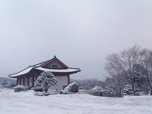 雪中的白莲寺（韩联社/白莲寺提供）