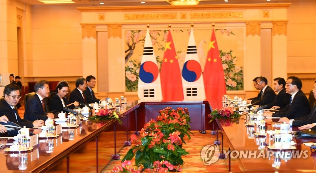 12月15日，在中国北京人民大会堂，韩国总统文在寅（左二）会见中国国务院总理李克强。（韩联社）