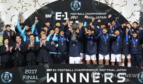12月16日，在东京味之素球场，韩国男足球员们举手欢呼庆祝在第七届东亚杯中夺冠。（韩联社）