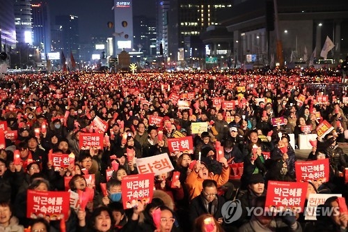 资料图片：3月4日，在首尔光化门广场，韩国民众举行烛光集会要求弹劾朴槿惠。（韩联社）