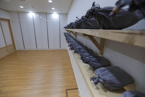 金刚精寺地下的吃斋食器——钵盂（韩联社记者成演在摄）