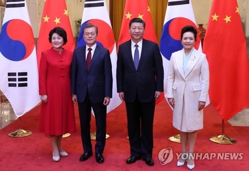资料图片：12月14日下午，在北京人民大会堂，韩国总统文在寅伉俪同中国国家主席习近平伉俪在正式欢迎仪式上合影。（韩联社）