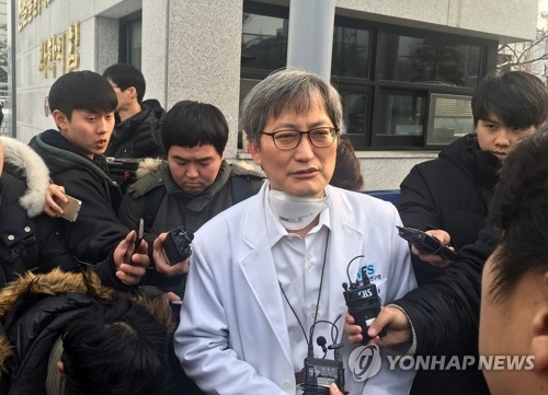 12月18日下午，在首尔国立科学搜查研究院前，国科搜法医调查科长梁京武介绍对新生儿尸检相关情况。（韩联社）