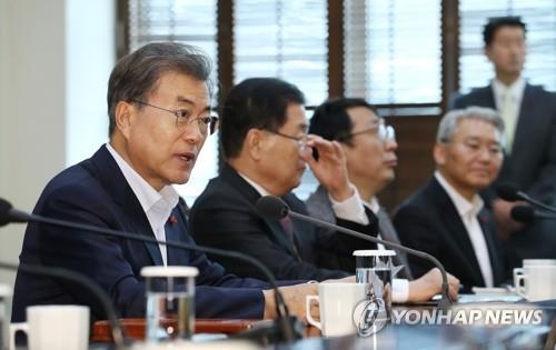 12月18日下午，在韩国总统府青瓦台，总统文在寅出席首席秘书和助理会议并发言。（韩联社）