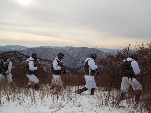 韩美海军陆战队战冰雪斗严寒。（韩国海军陆战队司令部提供）