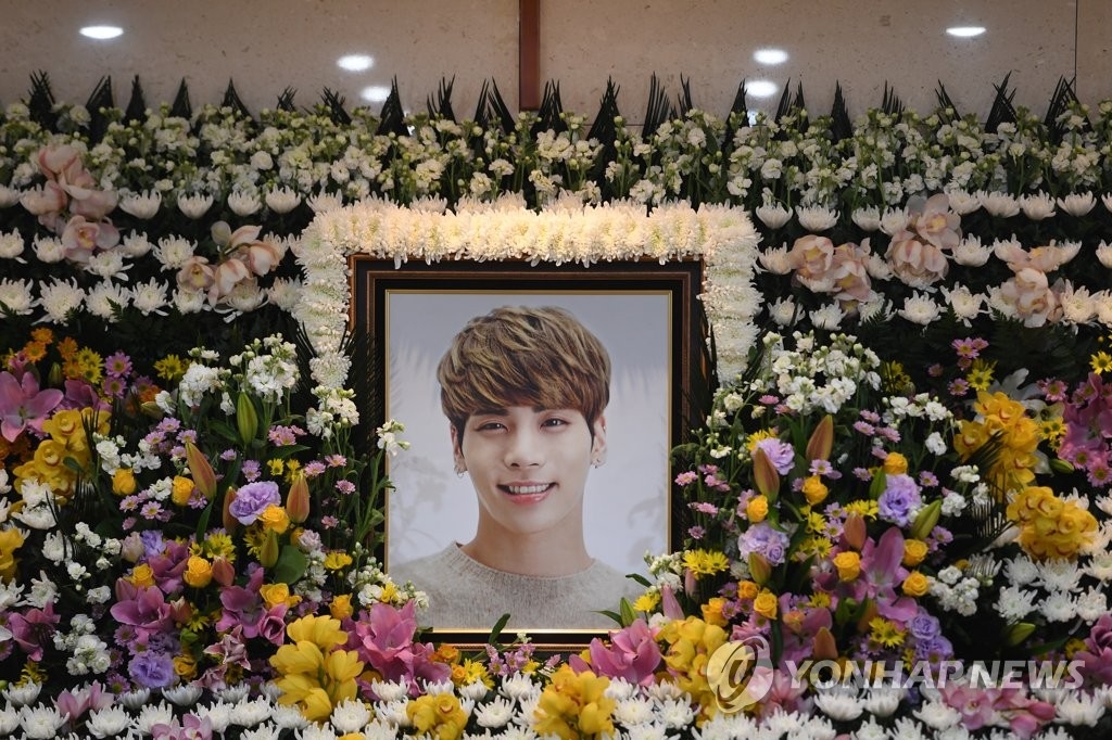 12月19日上午，在首尔市峨山医院，韩国男团SHINee成员金钟铉的遗像安放在灵堂内。（韩联社）