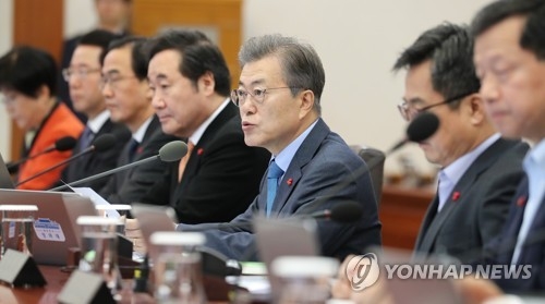 12月9日上午，在韩国总统府青瓦台，总统文在寅主持国务会议并发言。（韩联社）