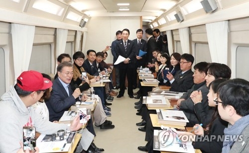 12月19日，在京江线高铁列车上，文在寅与普通民众共进午餐。（韩联社）