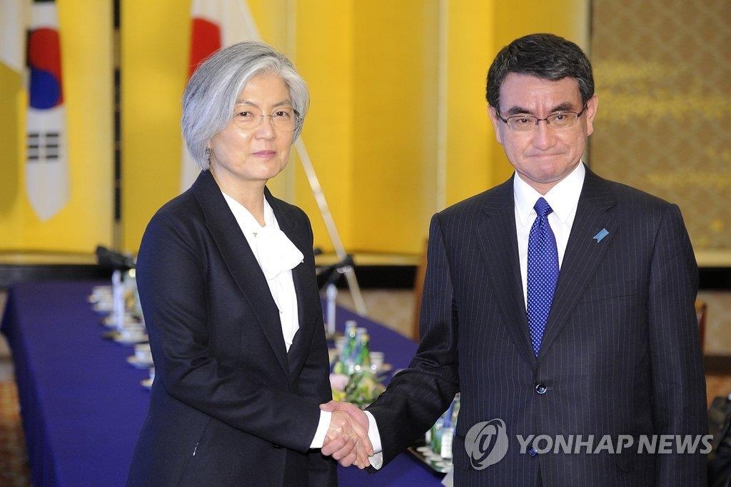 12月19日，在东京，韩国外交部长官康京和（左）同日本外相河野太郞举行会谈前握手。（韩联社）