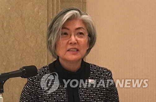 12月20日，在东京，韩国外交部长官康京和与驻日记者座谈。（韩联社）