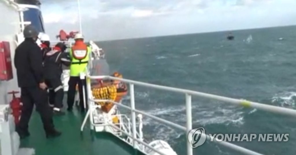 12月19日，韩国海警执行打击非法捕捞的任务。（韩联社/韩国海洋警察厅提供）