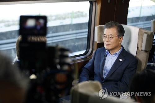 资料图片：12月19日，在韩国京江线高铁（KTX）列车上，文在寅接受NBC电视台采访。（韩联社/青瓦台提供）