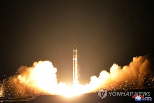 资料图片：11月29日，朝鲜试射“火星-15”型弹道导弹。图片仅限韩国国内使用，严禁转载复制。（韩联社/朝鲜《劳动新闻》） 