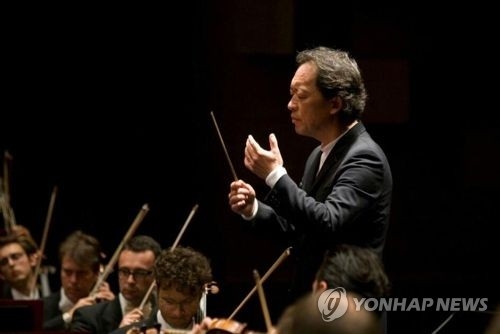 资料图片：韩国著名指挥家兼钢琴家郑明勋（韩联社） 