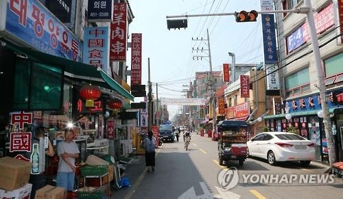资料图片：首尔市广津区的中国美食街（韩联社）