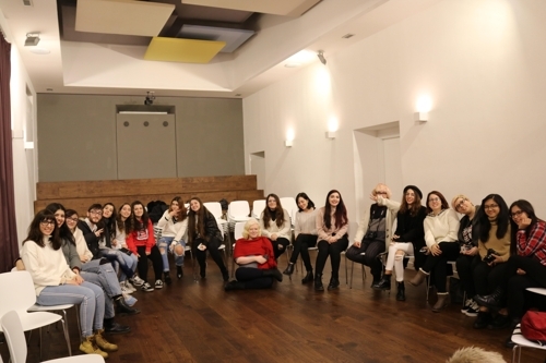 12月27日，在驻意大利韩国文化院，韩流粉丝聚集悼念钟铉。（韩联社）