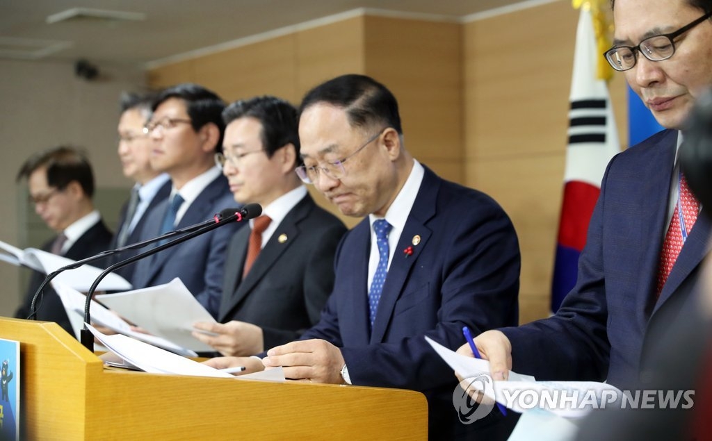 12月28日，在中央政府首尔办公楼，国务调整室长洪楠基（右二）公布虚拟货币相关部门次官会议结果。（韩联社）