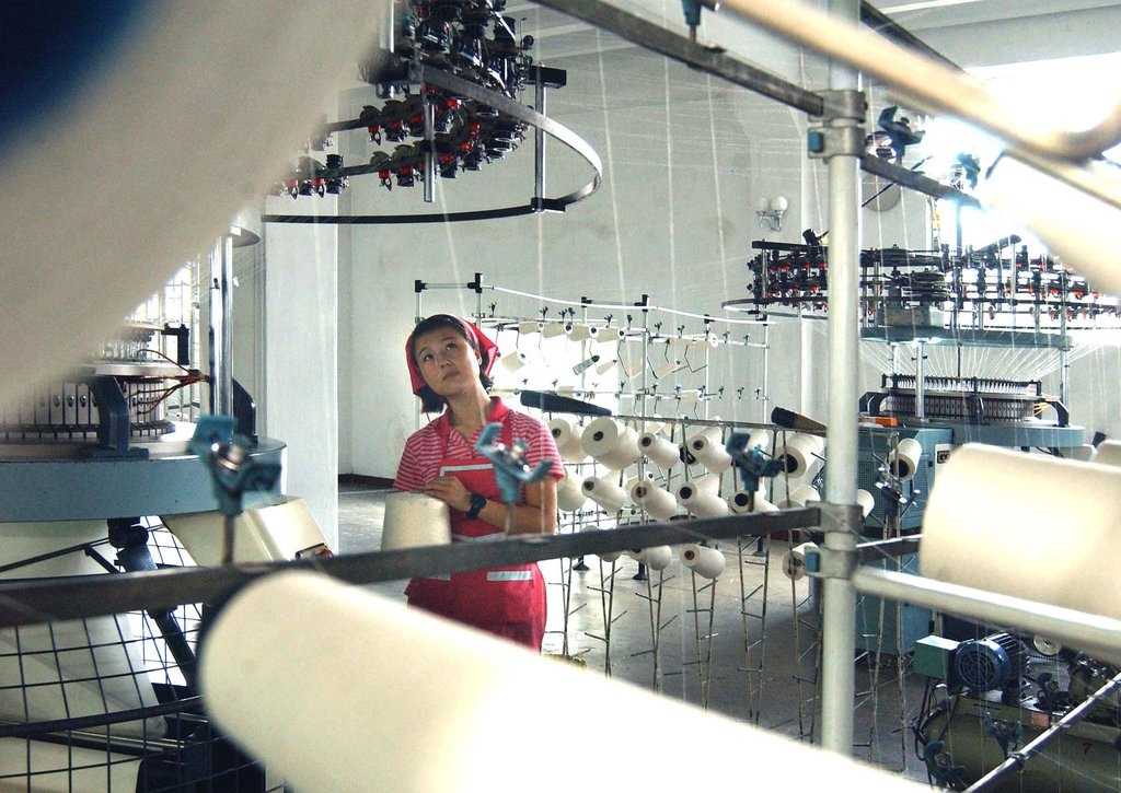 资料图片：2013年8月4日，在朝鲜平壤，一名纺织女工的工作场面。图片仅限韩国国内使用，严禁转载复制。（韩联社/朝中社）