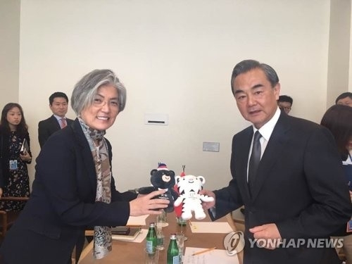 资料图片：当地时间9月20日，在纽约，韩国外长康京和（左）与中国外长王毅举行会谈，就两国关系、半岛局势等交换意见。（韩联社/韩外交部提供） 