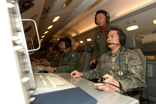郑景斗乘坐E-737“和平之眼”预警机进行作战指挥飞行。（韩联社/联参提供）