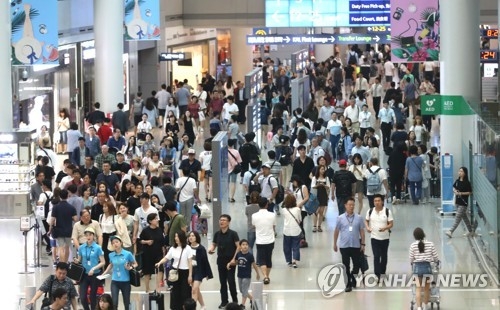 资料图片：仁川机场免税区的出境游客络绎不绝。（韩联社） 