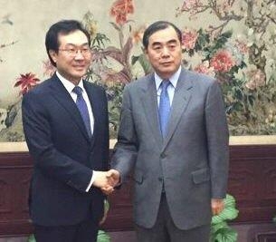 资料图片：2017年10月31日，在北京，李度勋（左）和孔铉佑在会谈前握手合影。(韩联社/韩国外交部提供)