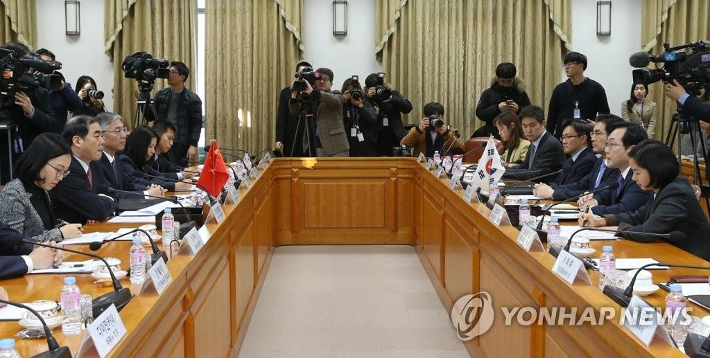 1月5日，在首尔外交部办公大楼，朝核六方会谈韩中团长举行会谈。图为会议现场。（韩联社）