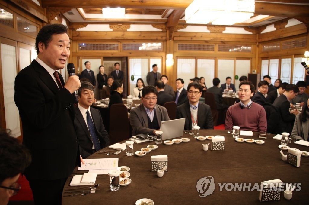 1月16日，在首尔三淸洞总理公馆，韩国总理李洛渊（右一）在跑口记者团午餐恳谈会上发言。（韩联社）