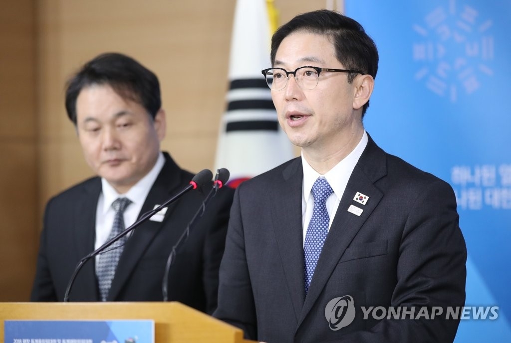 1月17日，在政府首尔大楼，韩朝冬奥工作会谈代表团韩方首席代表、韩国统一部次官千海成（右）举行记者会。（韩联社）