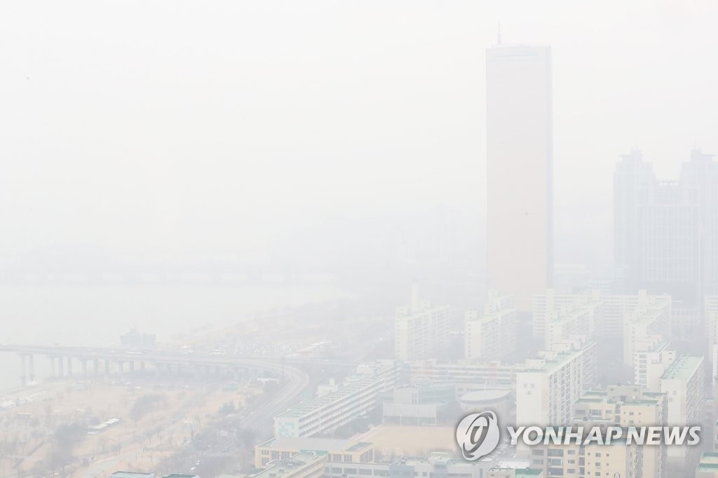 资料图片：1月18日上午，在首尔汝矣岛63大厦一带，天空灰蒙蒙一片，当天首尔市发布了微尘预警。（韩联社）