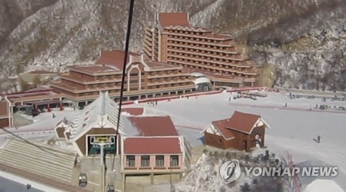 资料图片：1月24日，在朝鲜，韩方先遣队访朝察看韩朝金刚山联合文化活动场地和韩朝联合滑雪训练场地马息岭滑雪场。图为马息岭酒店和滑雪场全景。（韩联社/统一部提供 ） 