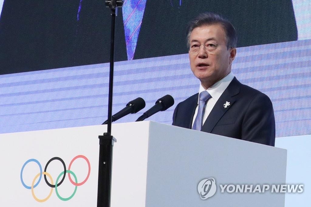 2月5日，在江陵艺术中心，文在寅出席IOC全会开幕式并致贺辞。（韩联社）
