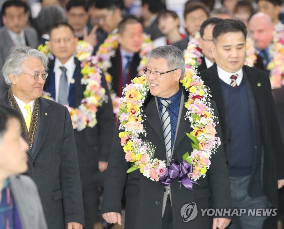 2月7日下午，在金浦机场，国际跆拳道联盟（ITF）总裁李勇鲜等ITF主要负责人一行六人入境韩国。（韩联社）