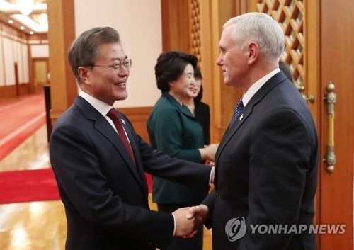2月8日，在青瓦台，韩国总统文在寅（左）会见美国冬奥代表团团长、副总统迈克·彭斯。（韩联社）