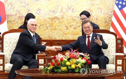 2月8日，在青瓦台，韩国总统文在寅（右）会见美国冬奥代表团团长、副总统迈克·彭斯。（韩联社）
