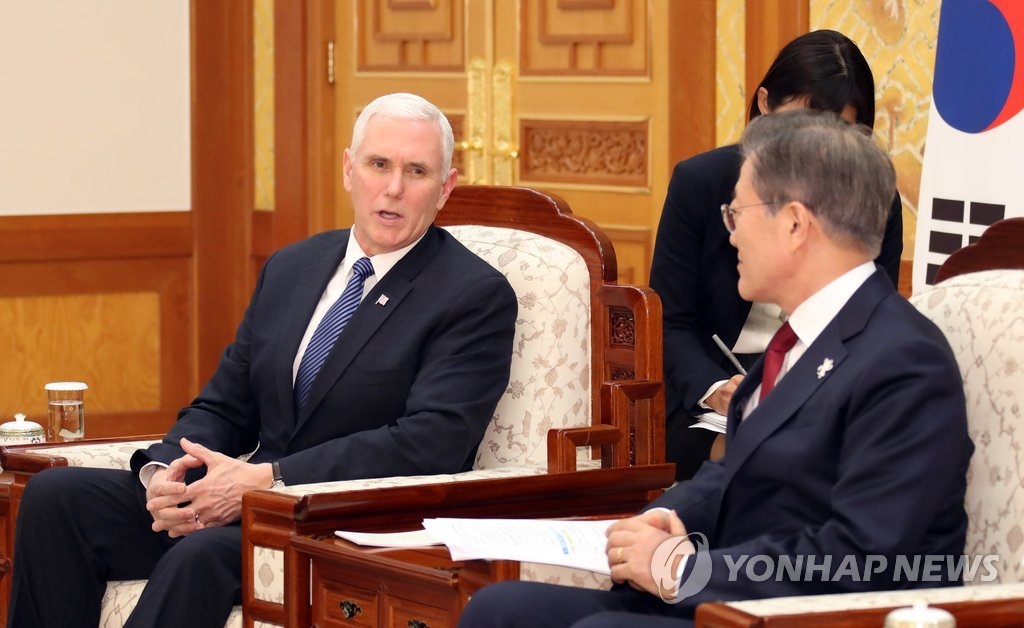 2月8日，在青瓦台，韩国总统文在寅（右）会见美国冬奥代表团团长、副总统迈克·彭斯。（韩联社）