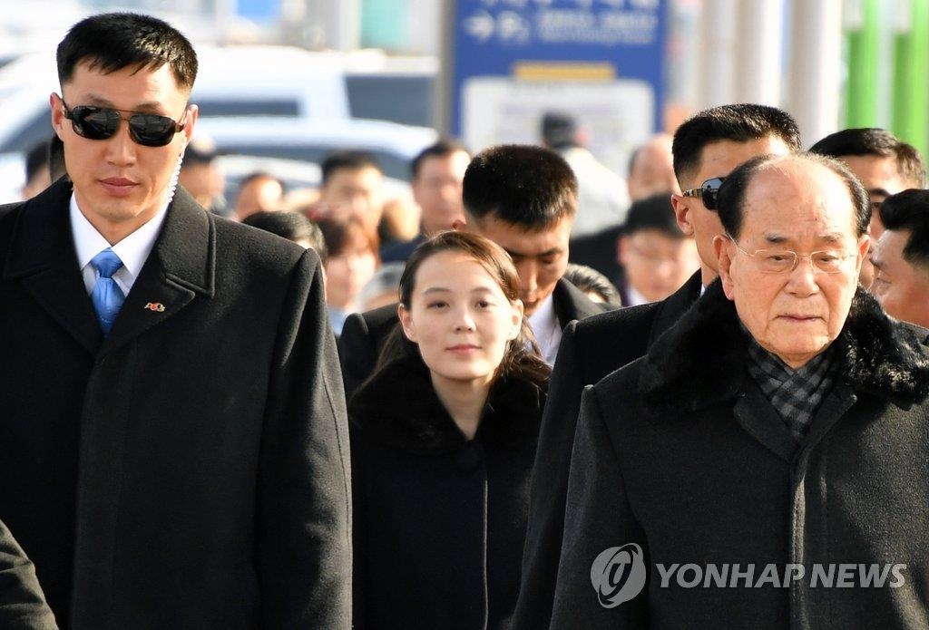 2月9日，朝鲜最高人民会议常委会委员长金永南（右）和金正恩胞妹金与正（中）等高级别代表团搭乘专机抵韩。（韩联社）