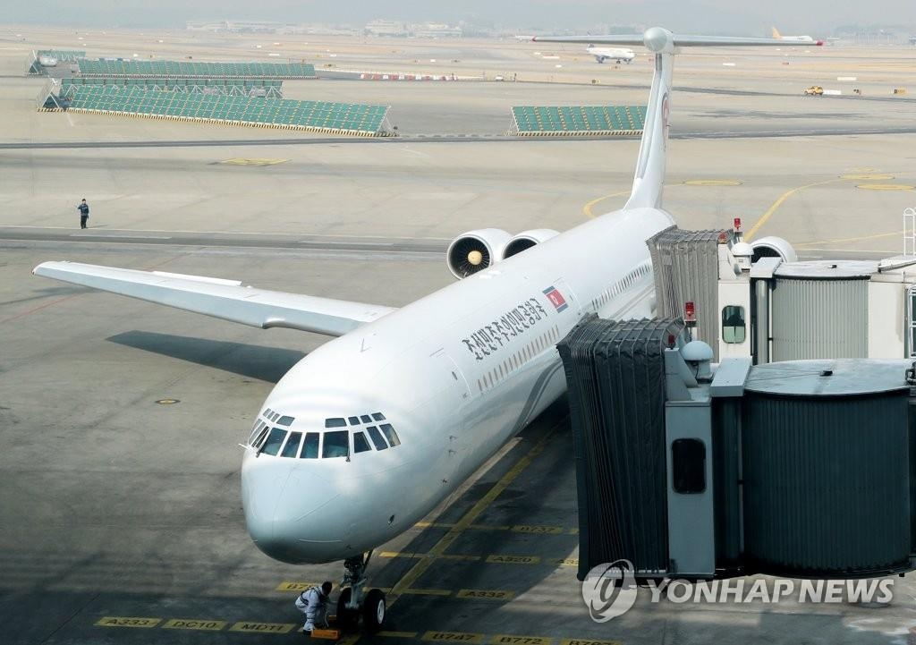 2月9日，朝鲜冬奥高官团搭乘的专机抵达仁川机场。（韩联社）