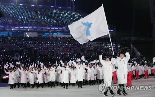 在平昌冬奥会开幕式上，韩朝举韩半岛旗共同入场。（韩联社）