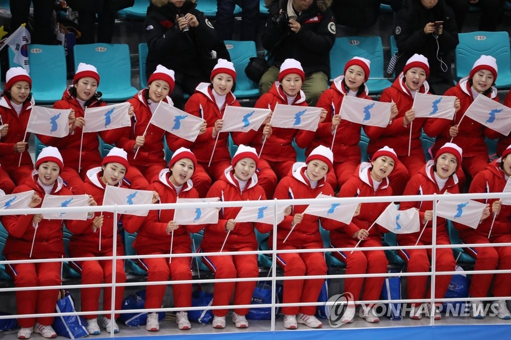 资料图片：2月10日，在江陵市关东冰球中心，朝鲜拉拉队为进行第一轮小组赛的韩朝女子冰球联队助威。（韩联社）