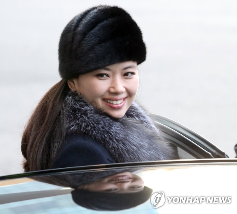 2月12日，在首尔一家酒店，朝鲜三池渊管弦乐团团长玄松月准备乘车。玄松月率领的朝鲜庆冬奥艺术团当天上午由陆路返回朝鲜。（韩联社）