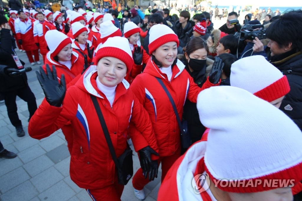 朝鲜拉拉队员向市民挥手。（韩联社）