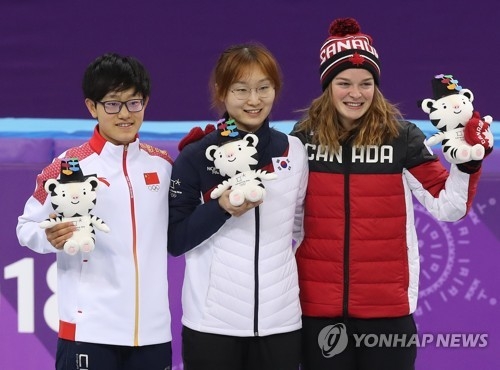 韩国冬奥会颁奖服装图片
