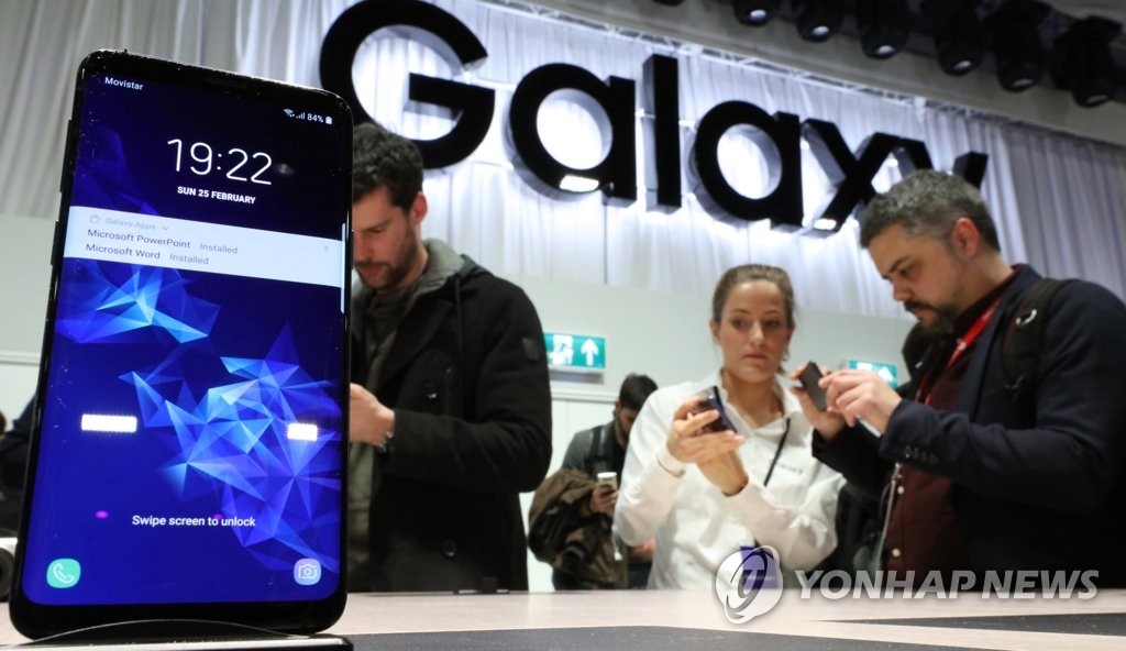 当地时间2月25日，在西班牙巴塞罗那举行的三星Galaxy S发布会上，媒体记者体验Galaxy S9和S9+。（韩联社）