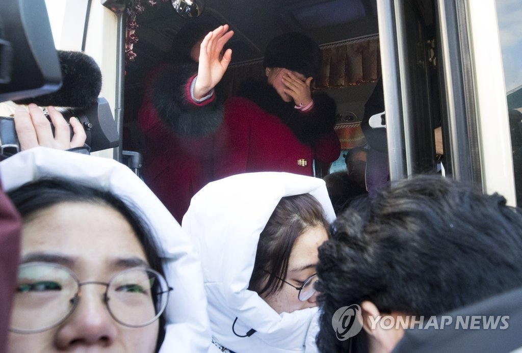 2月26日上午，在江陵运动员村，韩朝女子冰球联队队员们挥泪道别。（韩联社）